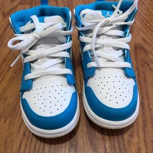 Jordan 1 Mid Aquatone/Celestial Gold-White